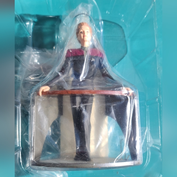 New in box Star Trek Captain Janeway ornament Hallmark - Picture 2 of 4